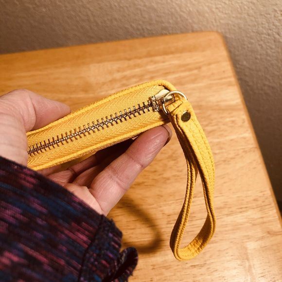 Adrienne Vittadini Studio Phone Charging RFID Wallet Wristlet Sunny Yell… - Picture 6 of 13